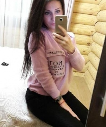 Я живу в Москве, где готова встретиться с тобой и подарить незабываемые моменты нашей встречи. Мои услуги включают все, что ты можешь себе представить, от массажа и стриптиза до ролевых игр и более экзотических фантазий. Я прекрасно понимаю твои скрытые желания и сделаю все возможное, чтобы они исполнились. У меня есть отличные отзывы от предыдущих клиентов, которые рады рекомендовать меня. Более подробные фото и информацию об услугах можешь найти на моем профиле. Жду встречи с нетерпением, чтобы позаботиться о тебе и удовлетворить твои самые интимные желания! 💋❤️ 10462, 25 лет